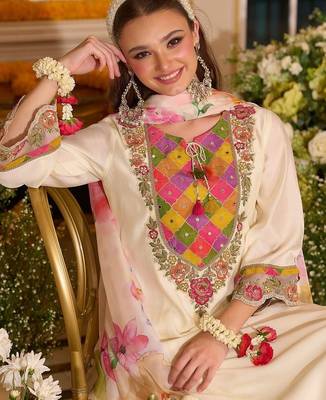 Women Floral Embroidered Regular Thread Work Kurta with Trousers & With Dupatta 2