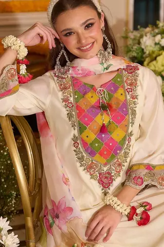 Women Floral Embroidered Regular Thread Work Kurta with Trousers & With Dupatta