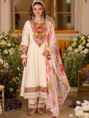 Women Floral Embroidered Regular Thread Work Kurta with Trousers & With Dupatta 4