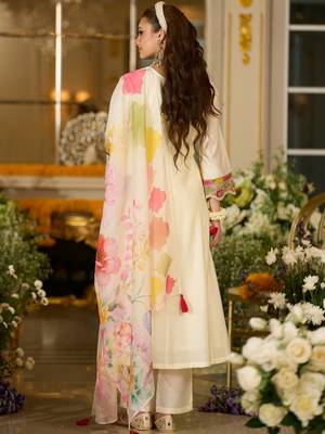 Women Floral Embroidered Regular Thread Work Kurta with Trousers & With Dupatta 5