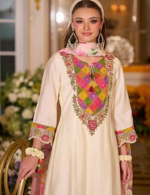 Women Floral Embroidered Regular Thread Work Kurta with Trousers & With Dupatta 6