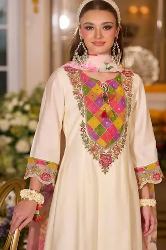Women Floral Embroidered Regular Thread Work Kurta with Trousers & With Dupatta