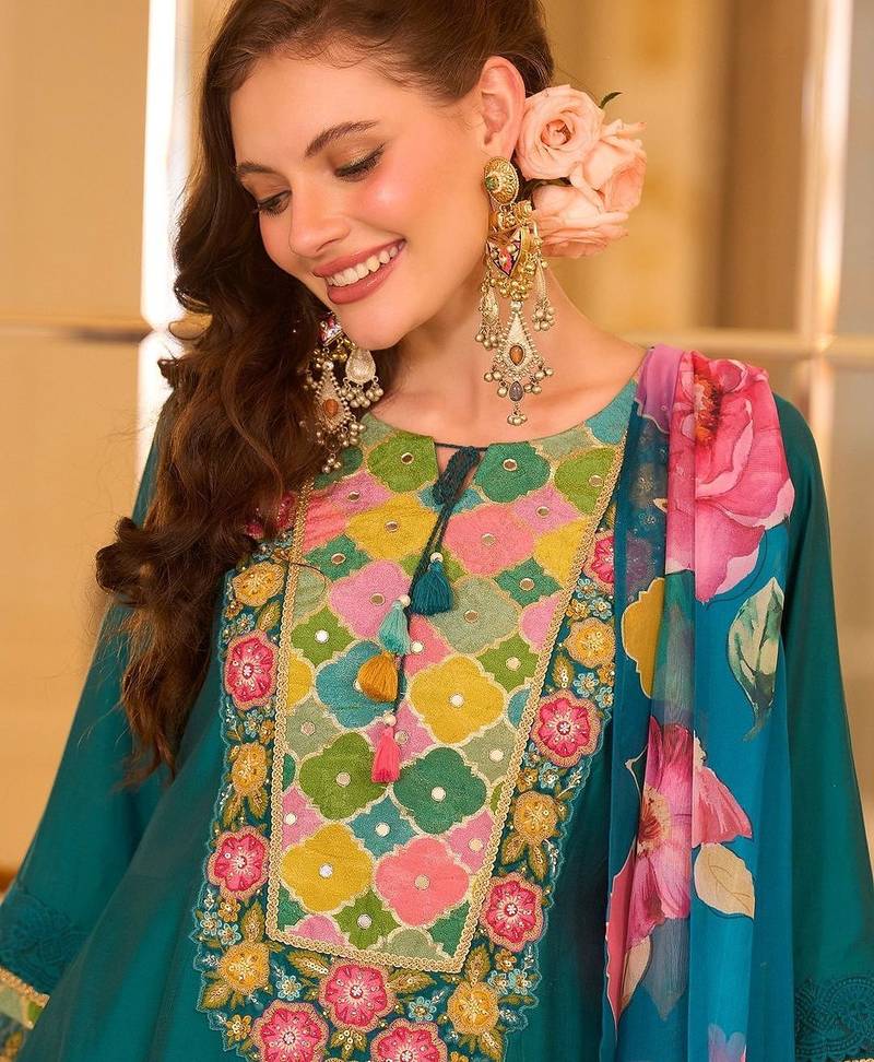 Women Floral Embroidered Regular Thread Work Kurta with Trousers & With Dupatta