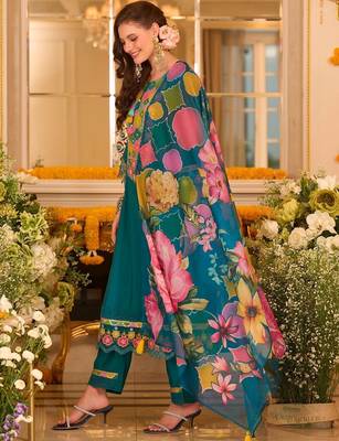 Women Floral Embroidered Regular Thread Work Kurta with Trousers & With Dupatta 4