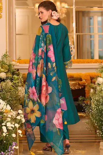 Women Floral Embroidered Regular Thread Work Kurta with Trousers & With Dupatta