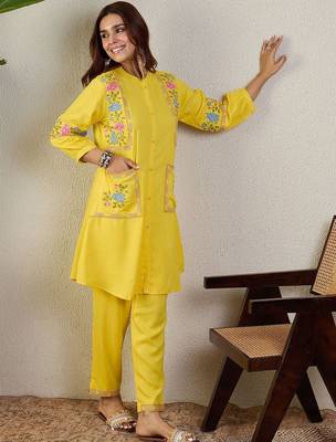 Women Floral Embroidered Regular Thread Work Kurta with Trousers 1