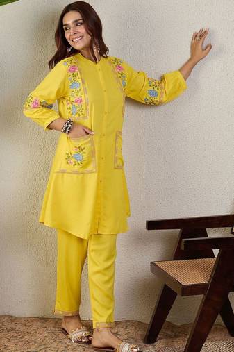 Women Floral Embroidered Regular Thread Work Kurta with Trousers