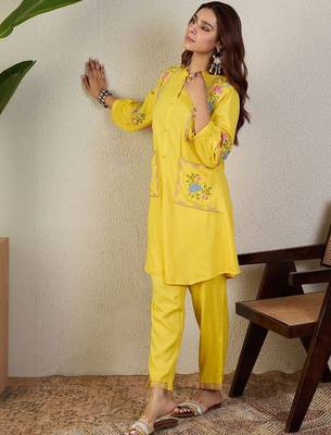 Women Floral Embroidered Regular Thread Work Kurta with Trousers 3
