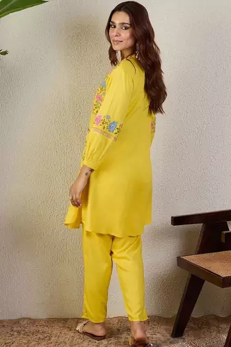 Women Floral Embroidered Regular Thread Work Kurta with Trousers