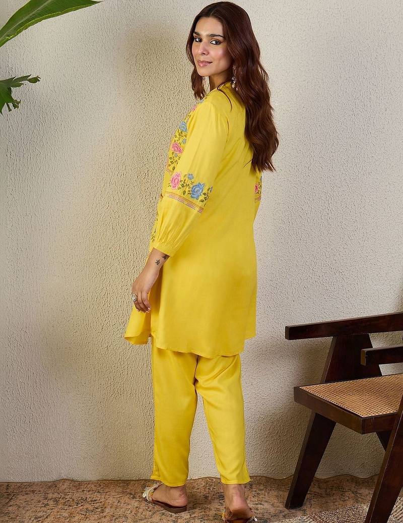 Women Floral Embroidered Regular Thread Work Kurta with Trousers
