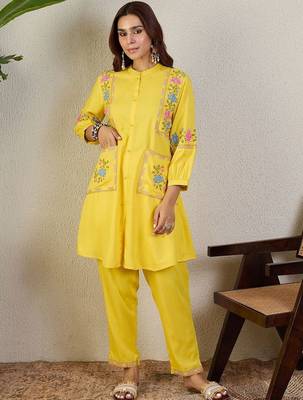 Women Floral Embroidered Regular Thread Work Kurta with Trousers 6