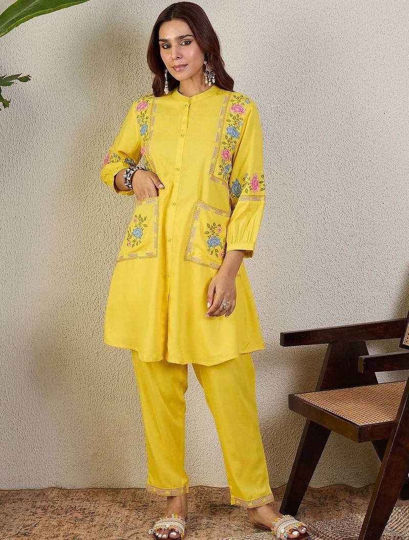Women Floral Embroidered Regular Thread Work Kurta with Trousers