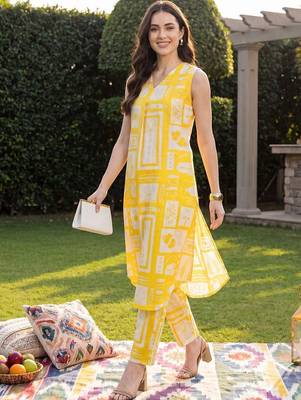 Women Printed Regular Pure Cotton Kurta with Trousers 1