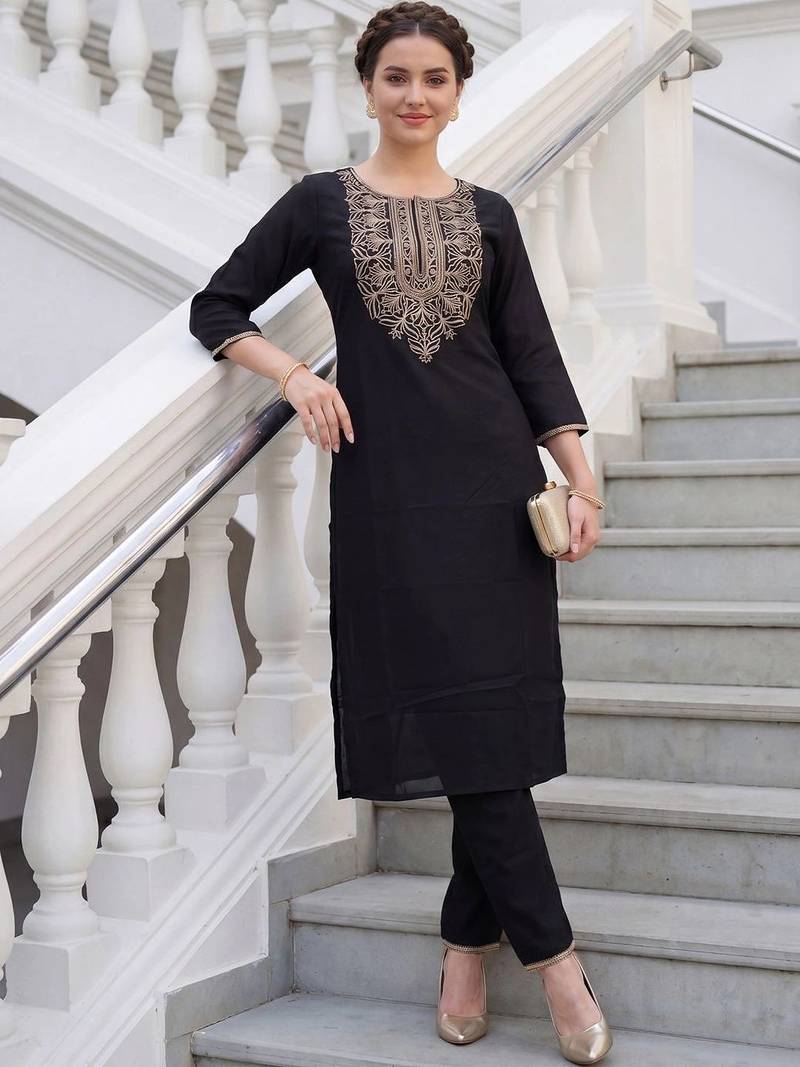 Women Ethnic Motifs Embroidered Regular Thread Work Pure Cotton Kurta with Trousers