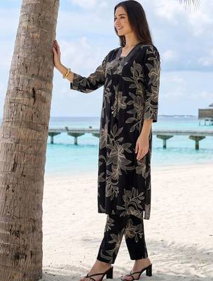 Women Floral Printed Regular Kurta with Trousers 3