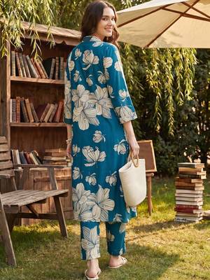 Women Floral Printed Regular Kurta with Trousers 4