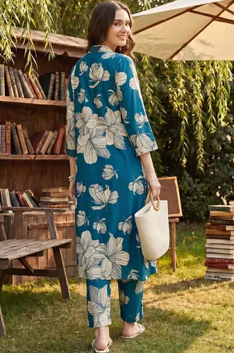 Women Floral Printed Regular Kurta with Trousers