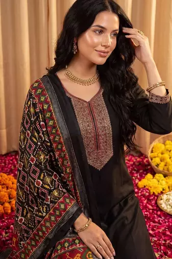 Women Ethnic Motifs Embroidered Regular Thread Work Kurta with Trousers & With Dupatta