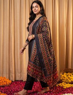 Women Ethnic Motifs Embroidered Regular Thread Work Kurta with Trousers & With Dupatta 4