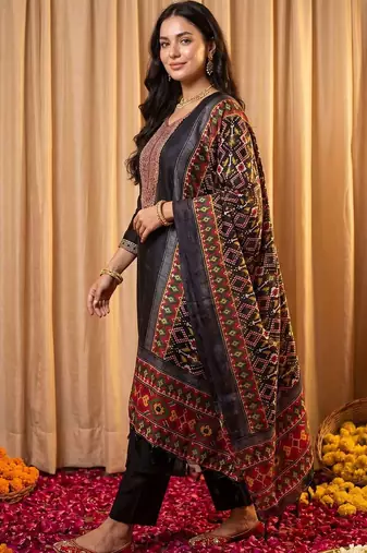 Women Ethnic Motifs Embroidered Regular Thread Work Kurta with Trousers & With Dupatta