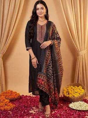 Women Ethnic Motifs Embroidered Regular Thread Work Kurta with Trousers & With Dupatta 5
