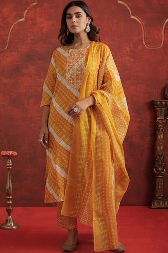 Women Leheriya Dyed Regular Thread Work Kurta with Trousers & With Dupatta
