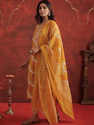 Women Leheriya Dyed Regular Thread Work Kurta with Trousers & With Dupatta 3