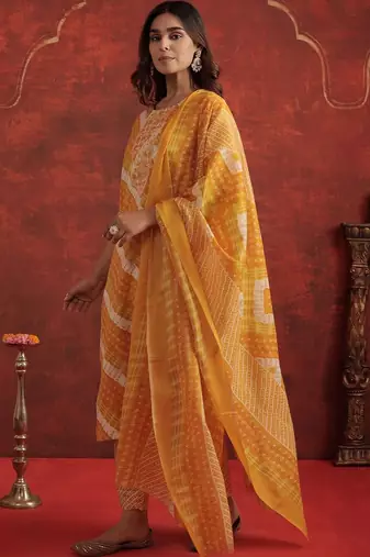 Women Leheriya Dyed Regular Thread Work Kurta with Trousers & With Dupatta