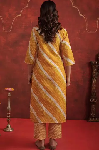 Women Leheriya Dyed Regular Thread Work Kurta with Trousers & With Dupatta
