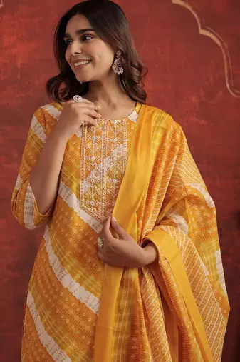 Women Leheriya Dyed Regular Thread Work Kurta with Trousers & With Dupatta