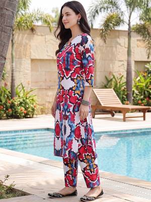 Women Printed Regular Kurta with Trousers 4