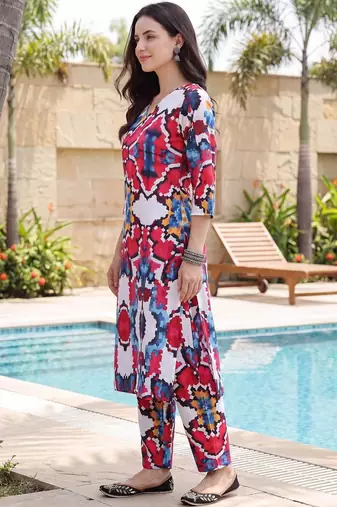 Women Printed Regular Kurta with Trousers