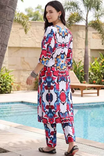 Women Printed Regular Kurta with Trousers
