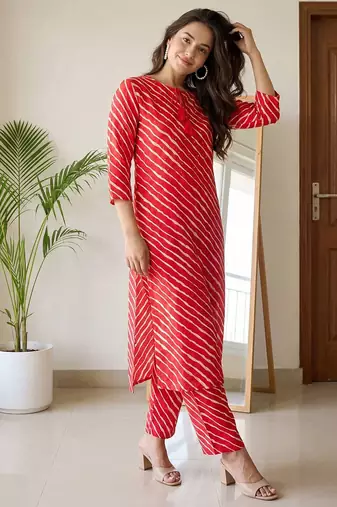 Women Printed Regular Kurta with Trousers