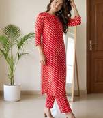 Women Printed Regular Kurta with Trousers