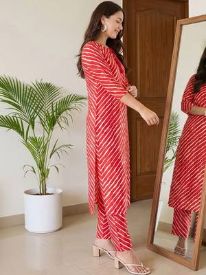 Women Printed Regular Kurta with Trousers 3
