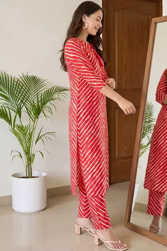 Women Printed Regular Kurta with Trousers