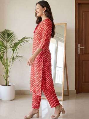 Women Printed Regular Kurta with Trousers 4