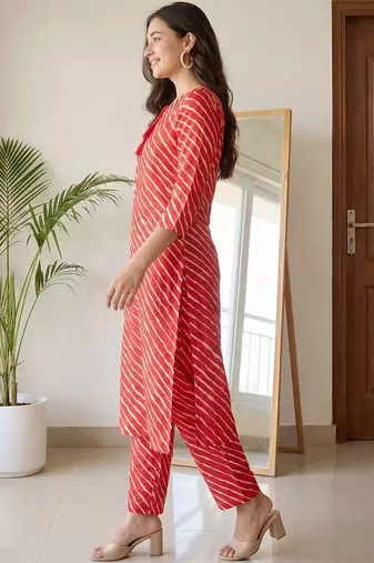 Women Printed Regular Kurta with Trousers