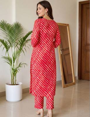 Women Printed Regular Kurta with Trousers 5