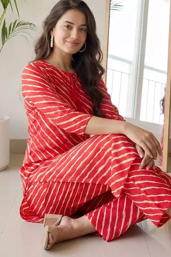 Women Printed Regular Kurta with Trousers