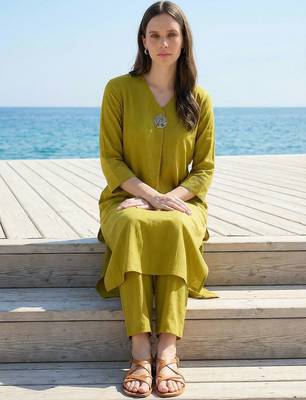 Women Regular Liva Kurta with Trousers 1