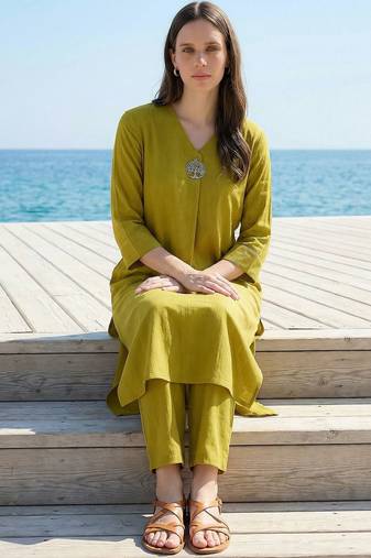 Women Regular Liva Kurta with Trousers