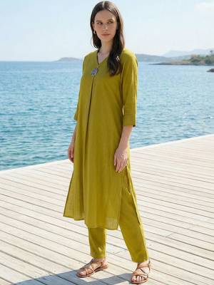 Women Regular Liva Kurta with Trousers 2