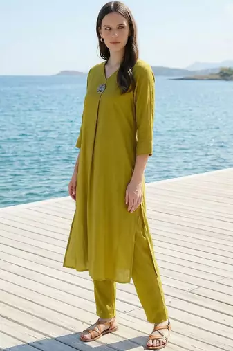 Women Regular Liva Kurta with Trousers
