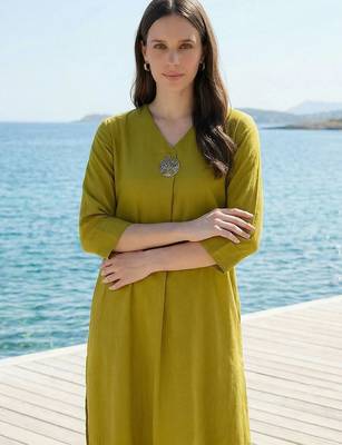 Women Regular Liva Kurta with Trousers 3
