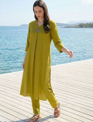 Women Regular Liva Kurta with Trousers 5