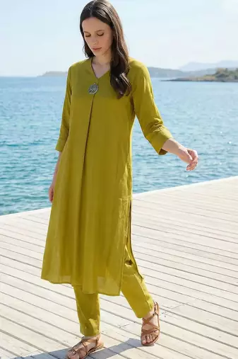 Women Regular Liva Kurta with Trousers