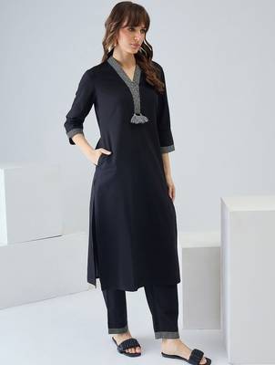 Women Printed Regular Thread Work Kurta with Trousers 1