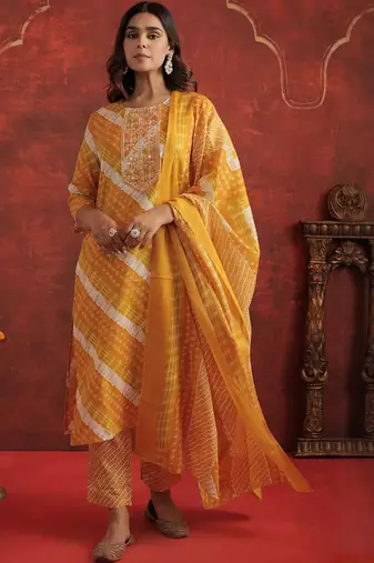 Women Printed Regular Thread Work Kurta with Trousers & With Dupatta